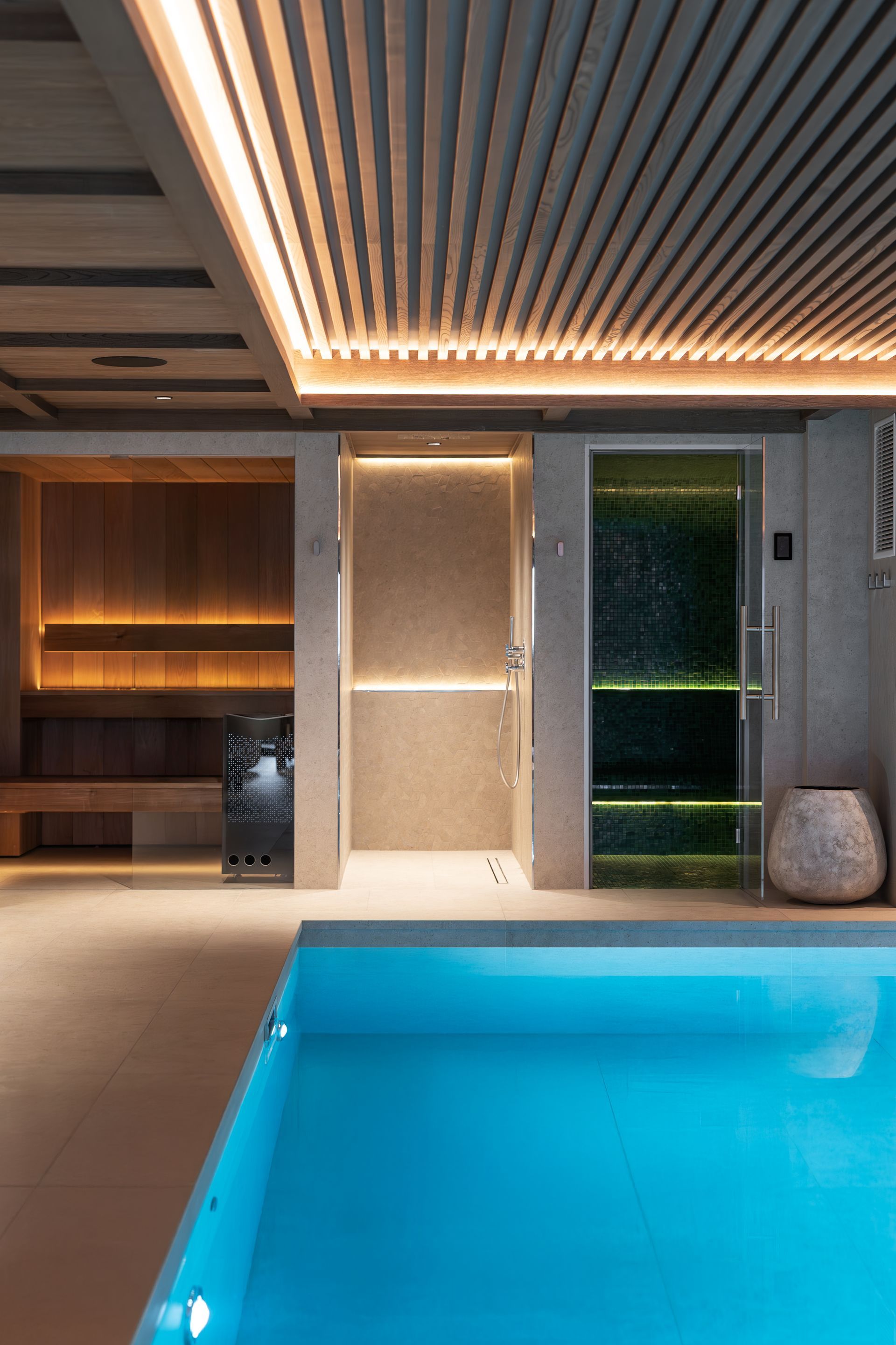 Chalet Escapade A large indoor swimming pool with a sauna in the background