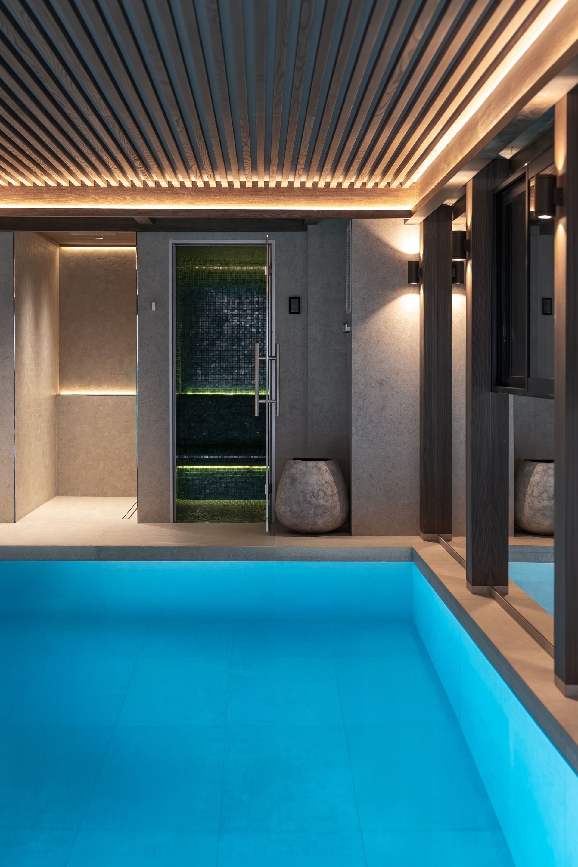 Chalet Escapade There is a large swimming pool in the middle of the room.