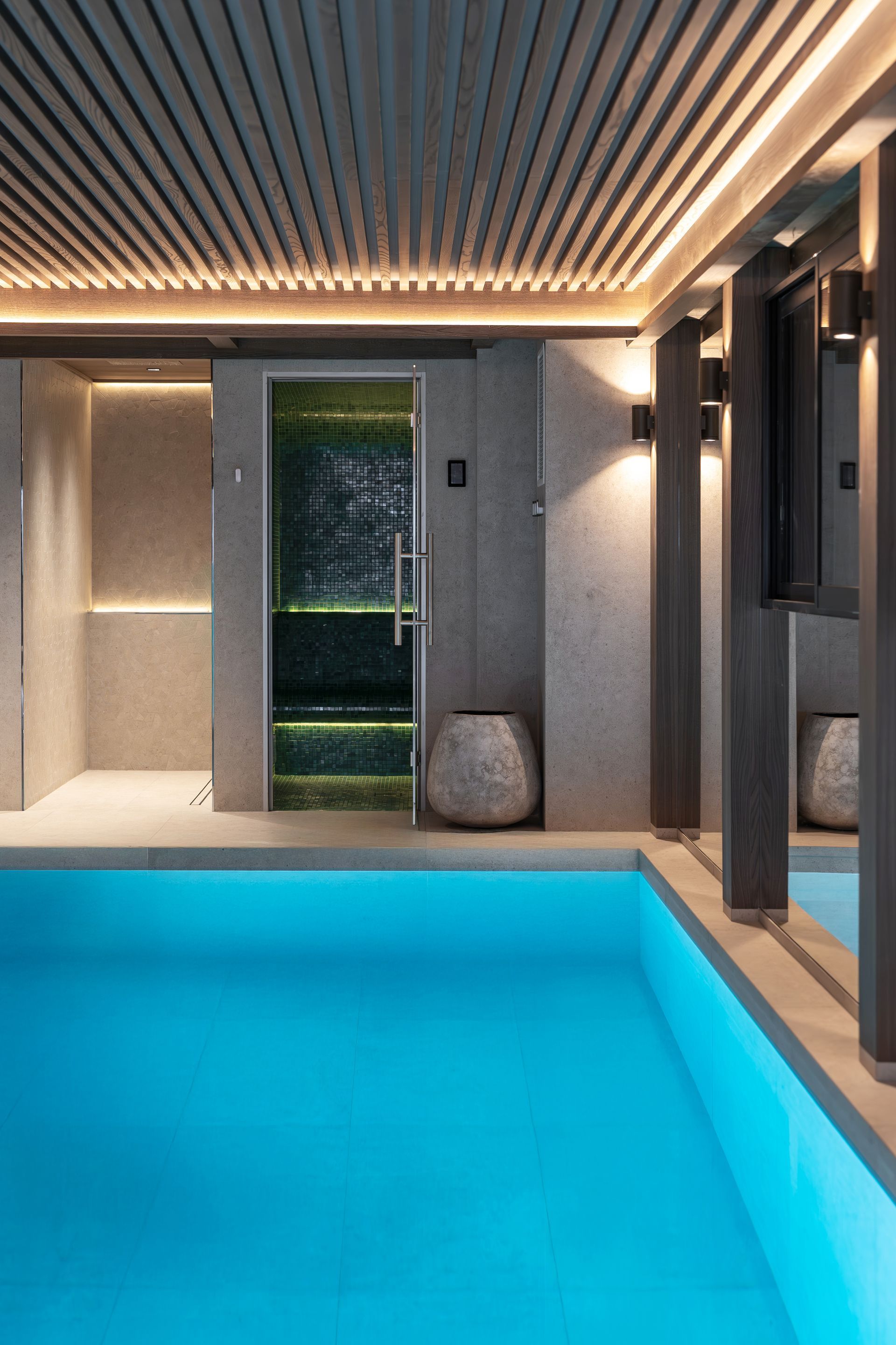 Chalet Escapade There is a large swimming pool in the middle of the room.