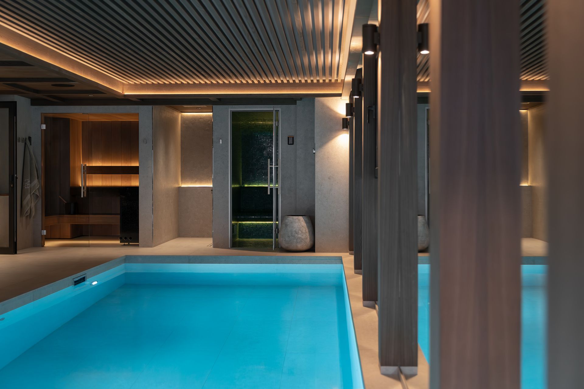 Chalet Escapade There is a large swimming pool in the middle of the room.