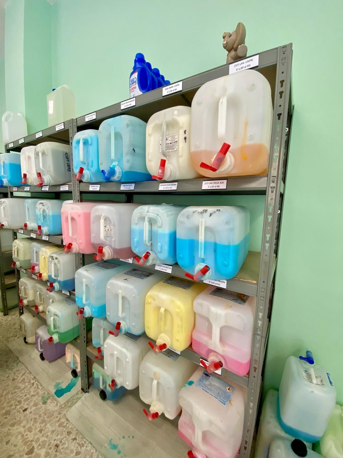 Uno scaffale pieno di contenitori di plastica con manici.