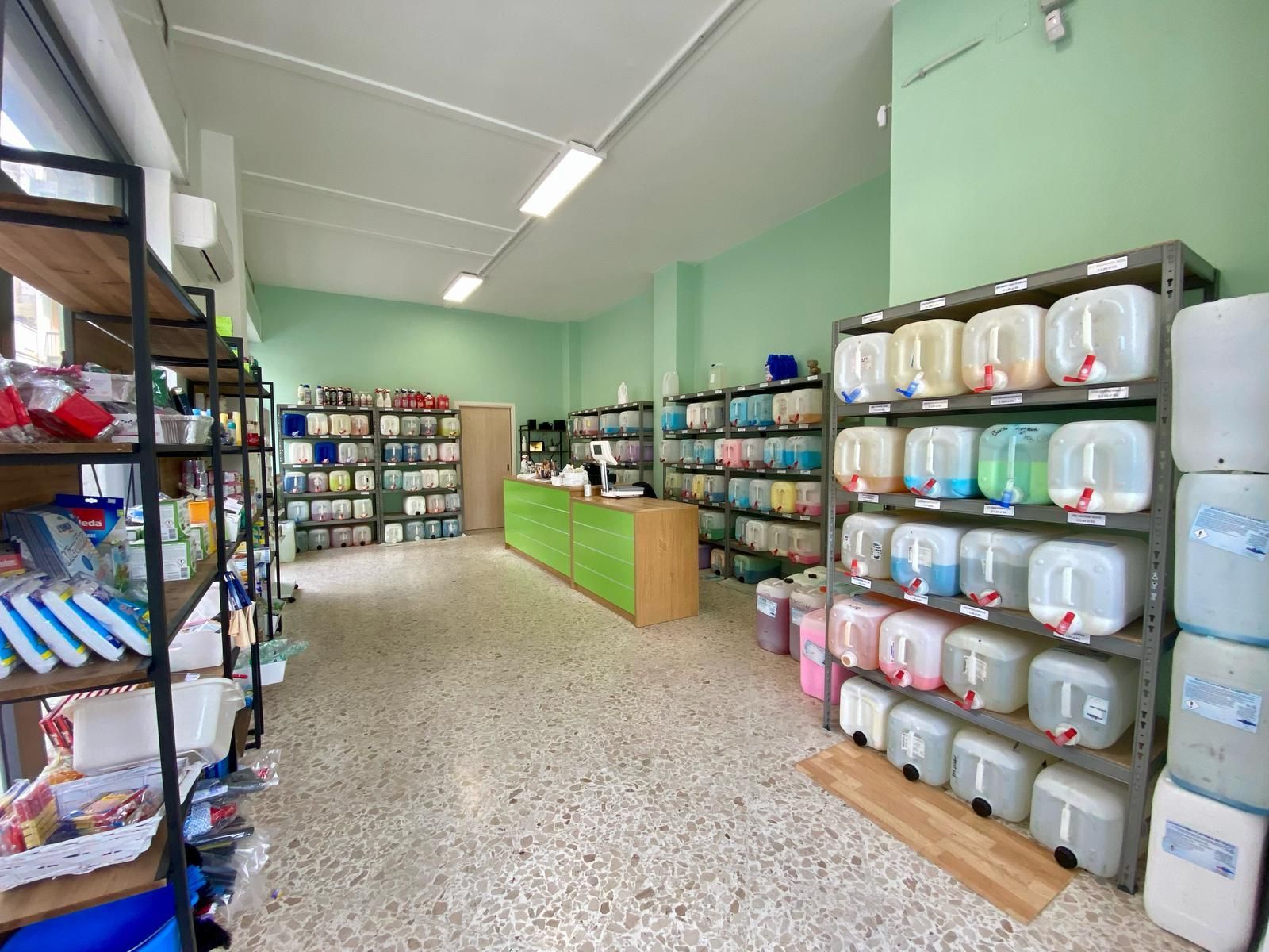 Un negozio pieno di contenitori e scaffali.