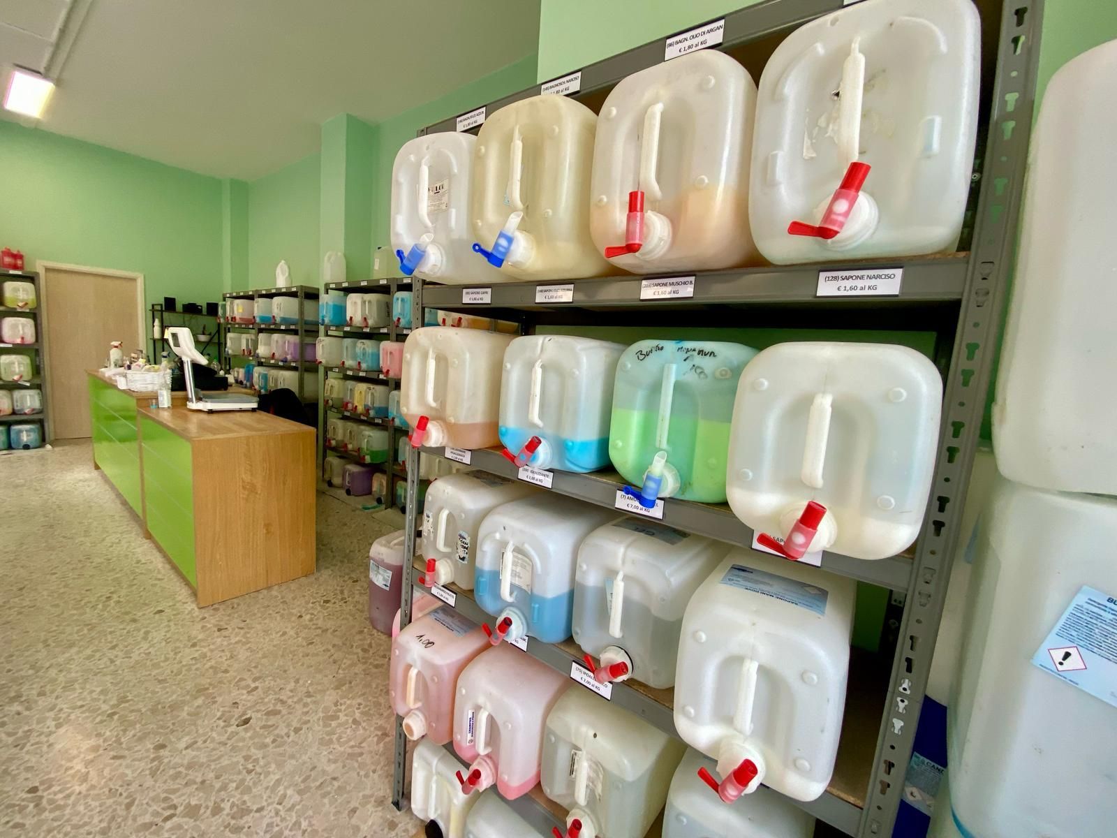 Un negozio pieno di contenitori di plastica con manici.