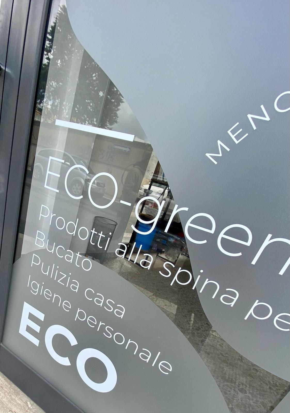 Un primo piano di un cartello su una finestra che dice eco-verde