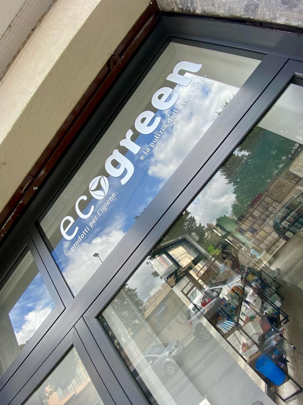 Una vetrina con un cartello che dice ecogreen