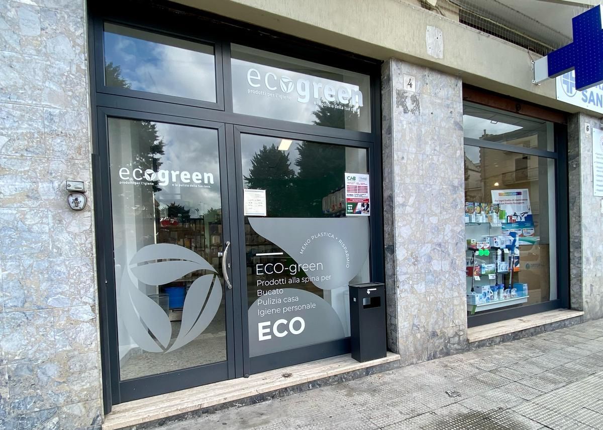 La facciata di una farmacia con una grande porta a vetri.