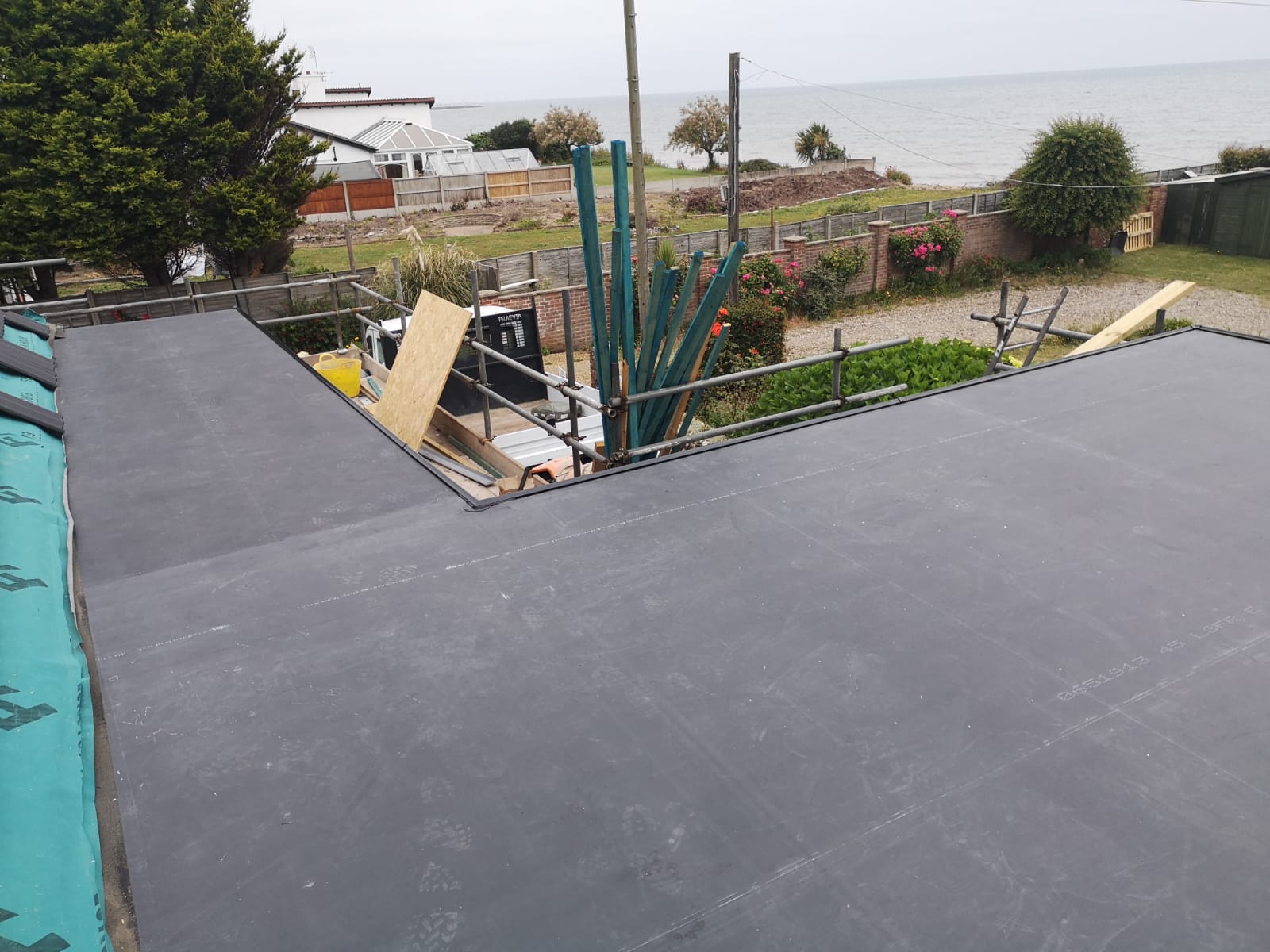 the roof of a house is covered with a roofing material that says ' roofing ' on it