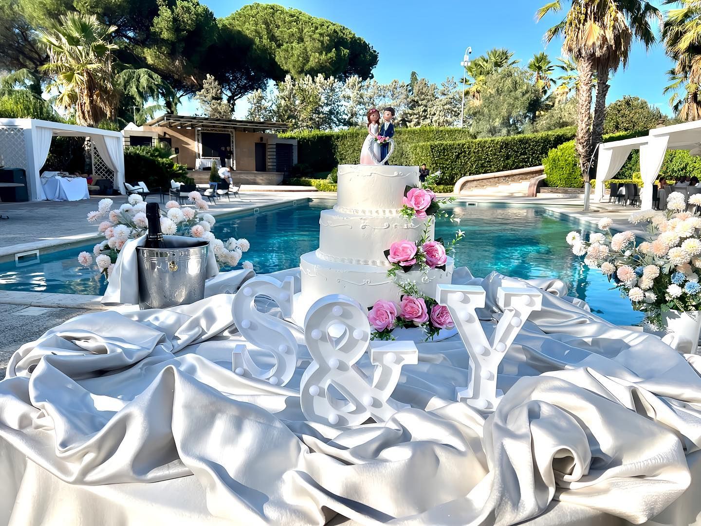 torta nuziale nella villa per matrimoni con piscina a Roma
