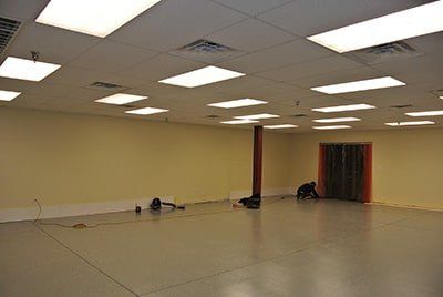 A large empty room with a lot of lights on the ceiling.