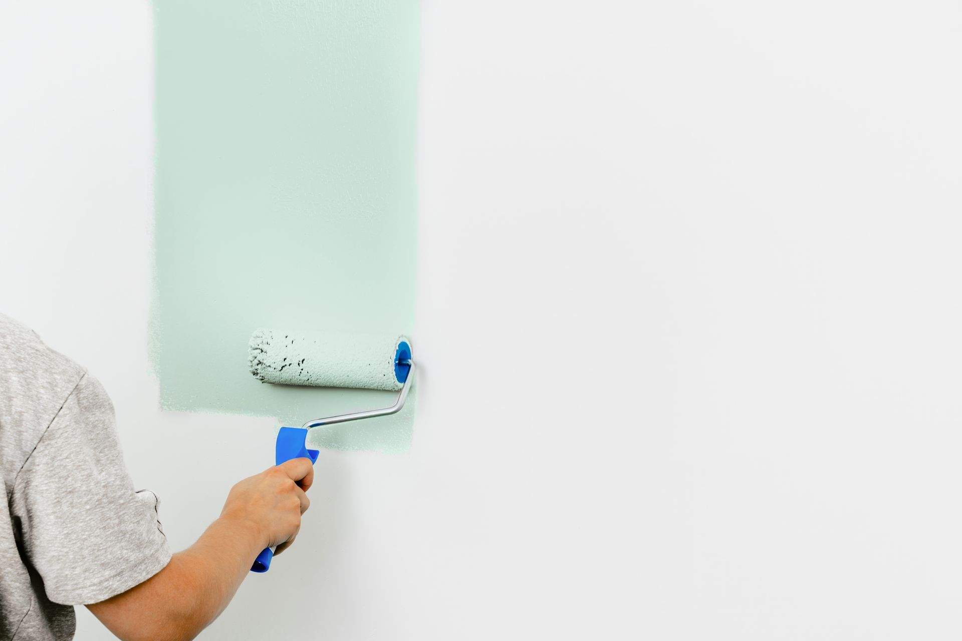 painting the wall with green shade