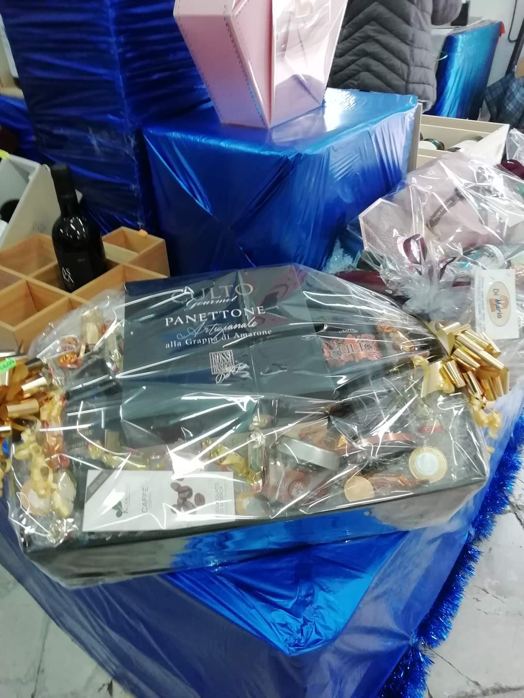 cesta regalo natalizia con panettone artigianale