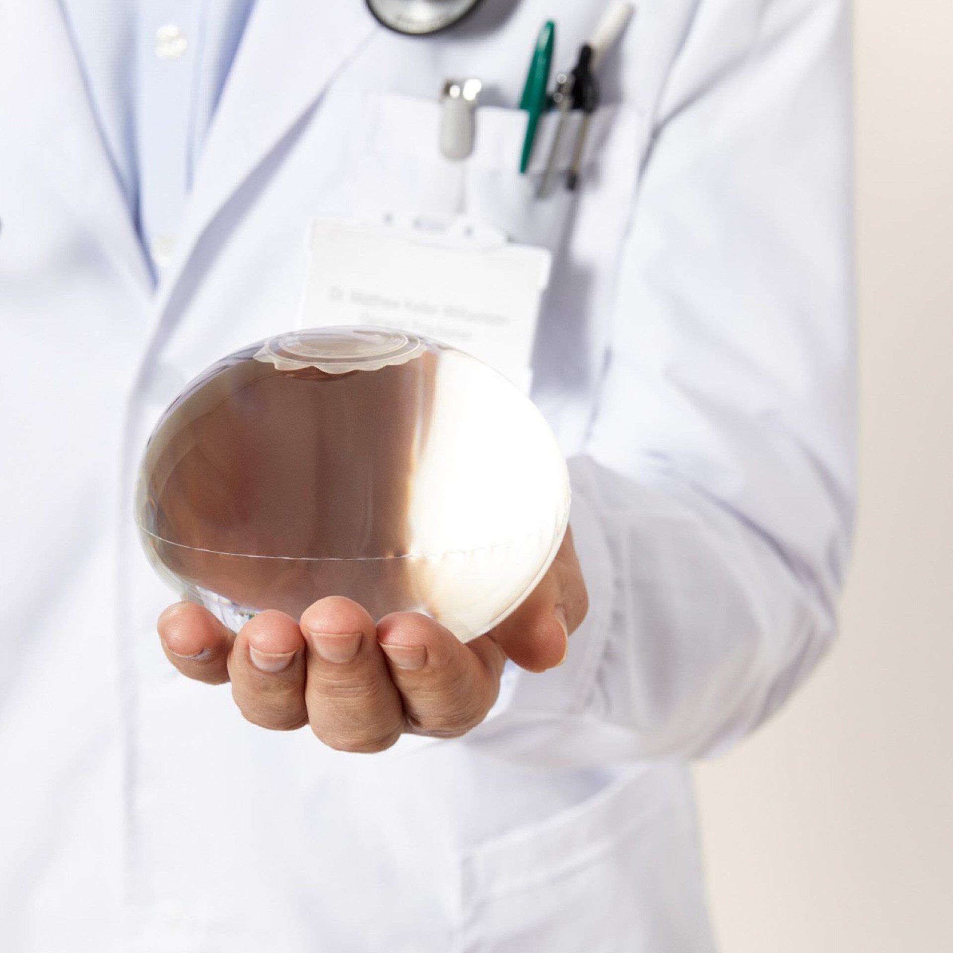 medico maneggia protesi