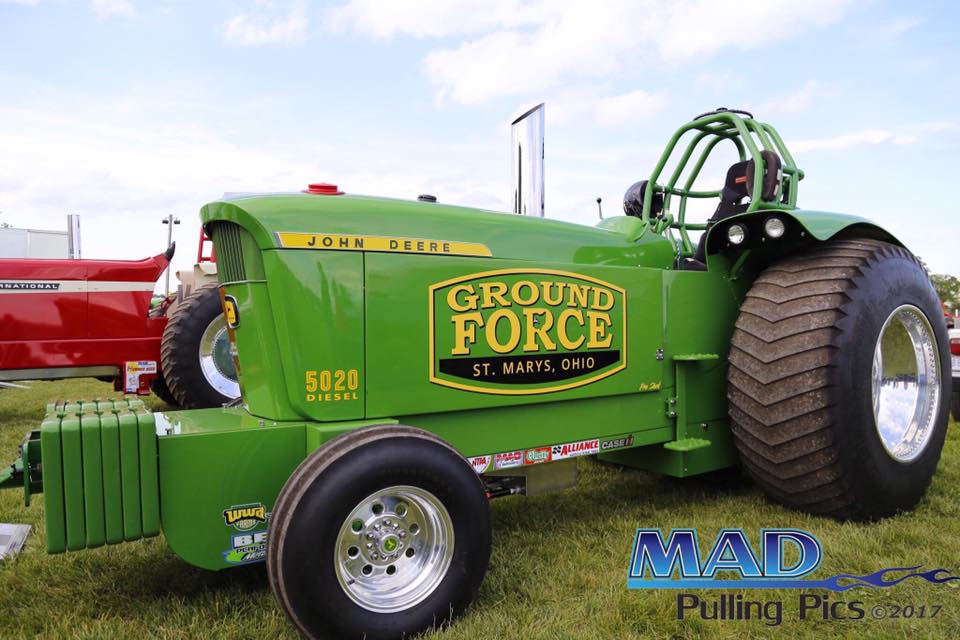 Green tractor pulling machine, 