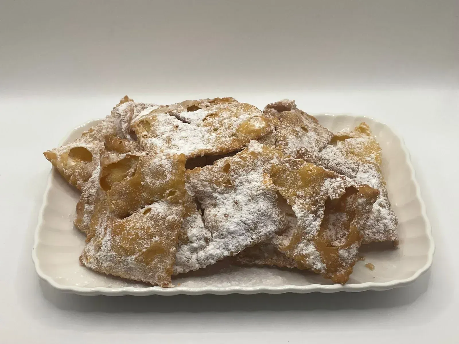 Primo piano di cioccolatini assortiti, alcuni con noci, in bicchieri di carta marrone.