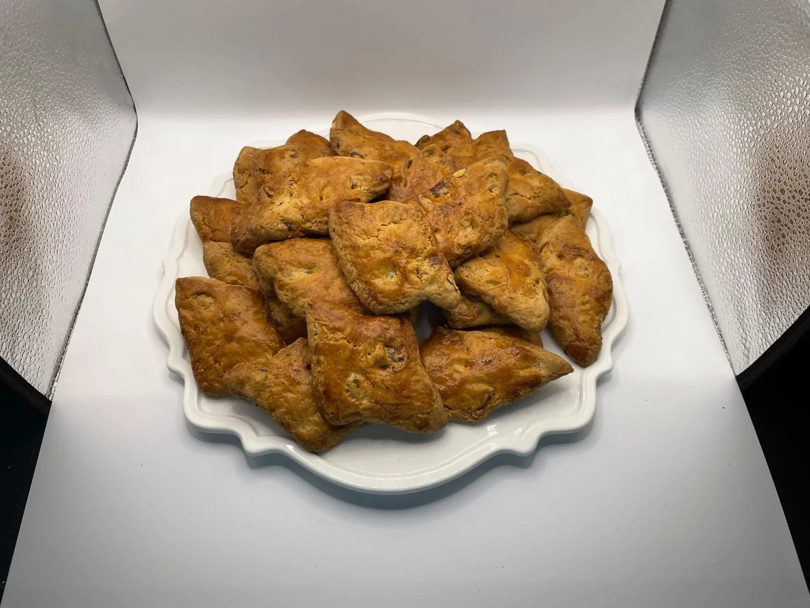 Torta rosa con arcobaleno, nuvole, fiori e la scritta 