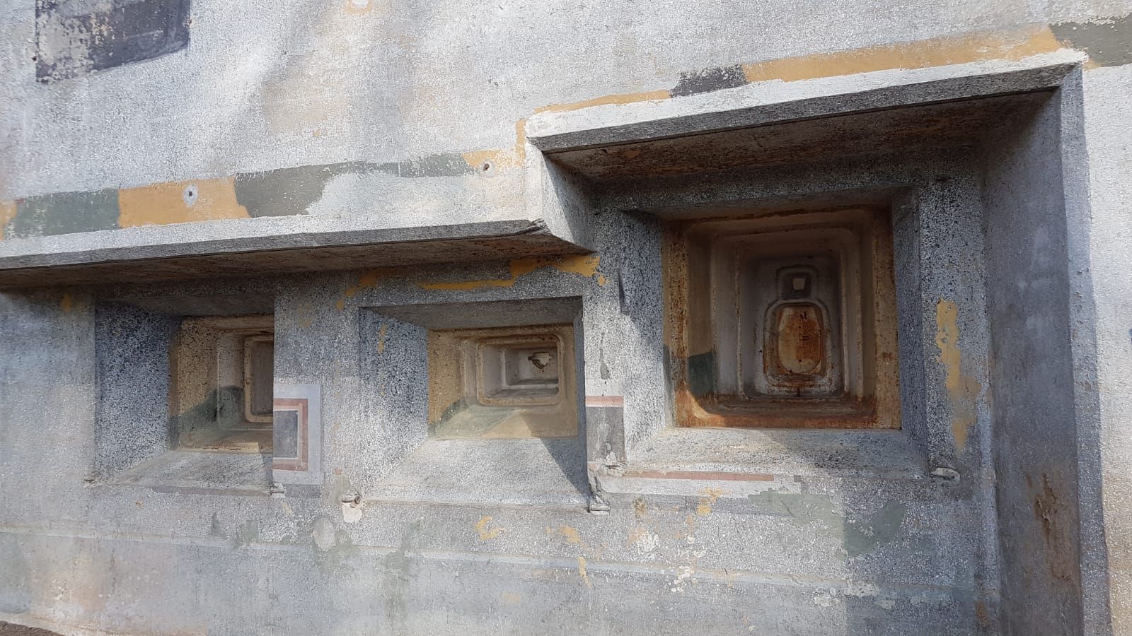 Un gros plan d'un bunker avec quelques fenêtres.