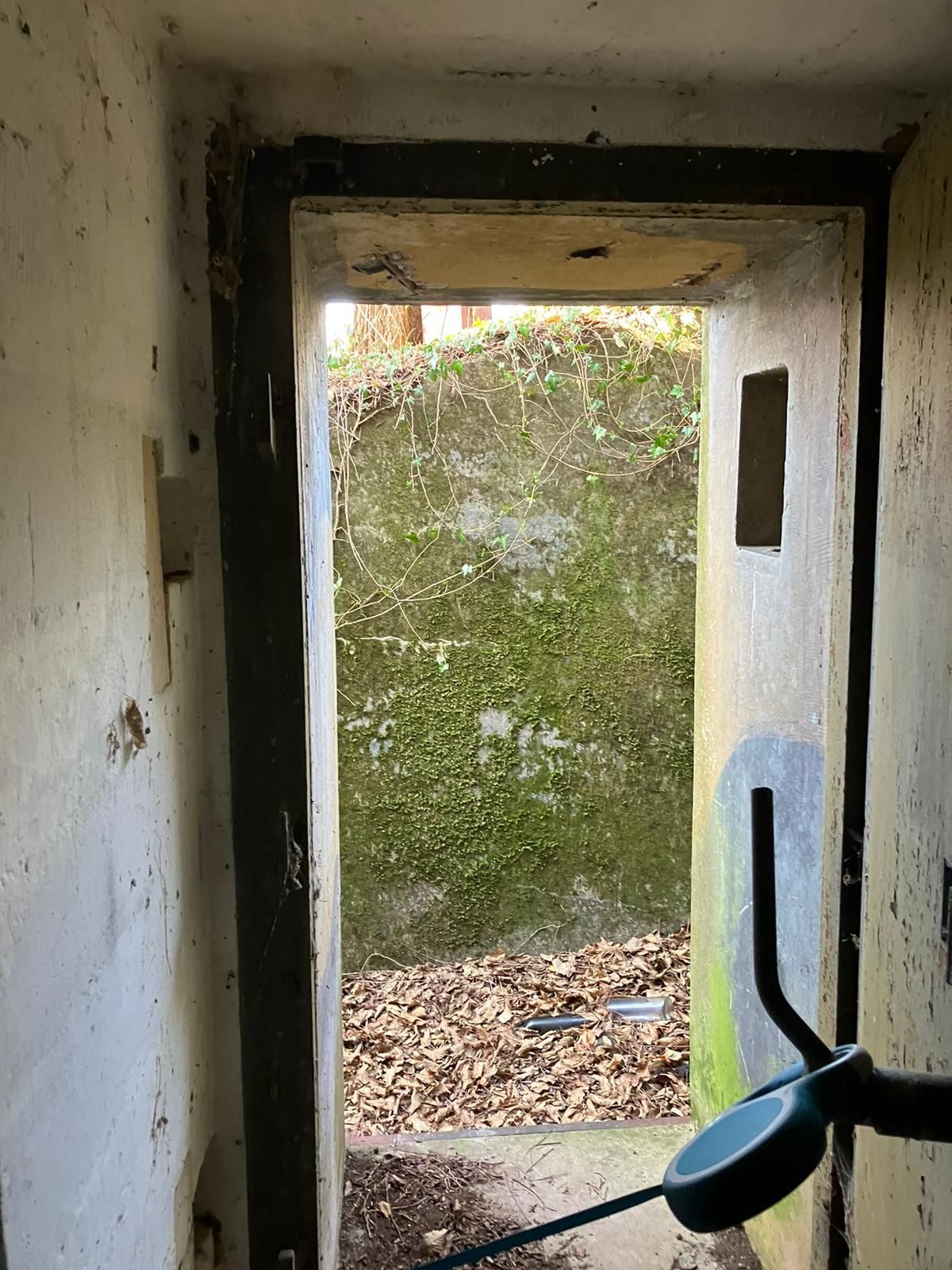 Une porte dans un bunker