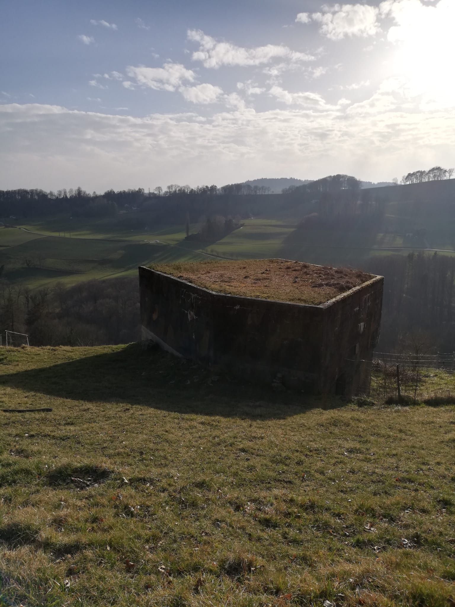 Un bunker situé en haut d'une colline.