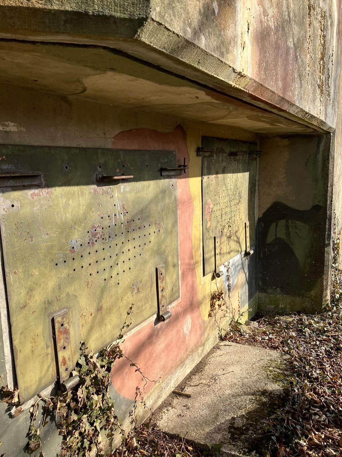 gros plan des trappes d'un bunker.