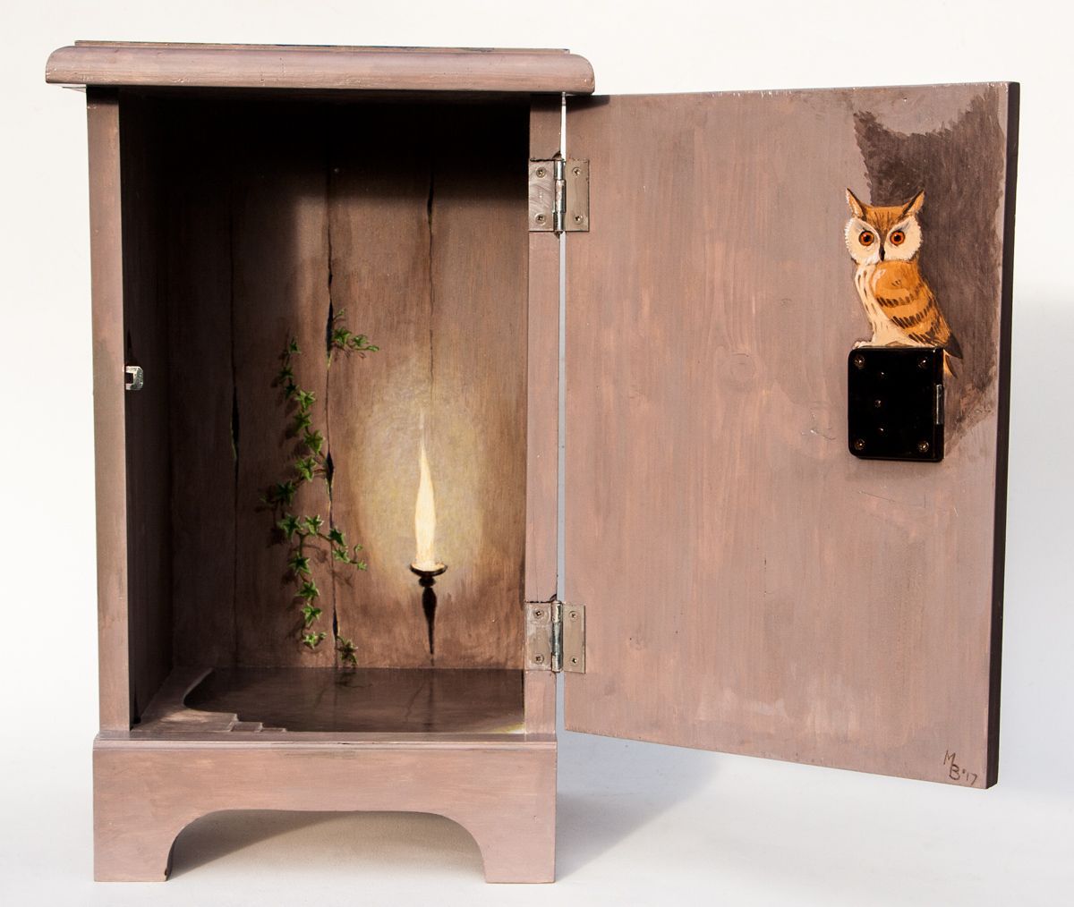 Kastje beschilderd door Maria Huijben, voorzijde met geopende deur
