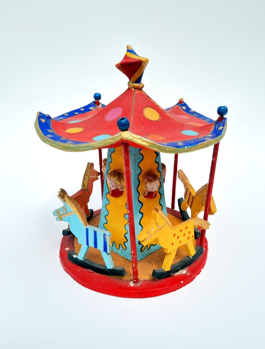 Carrousel - keramiek van Joke Roberti