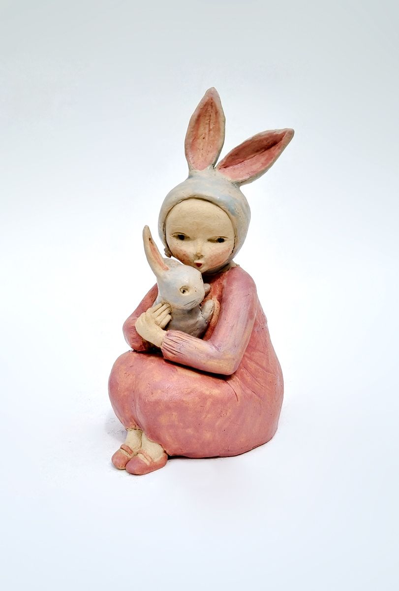 Konijnenmeisje - keramiek van Joke Roberti