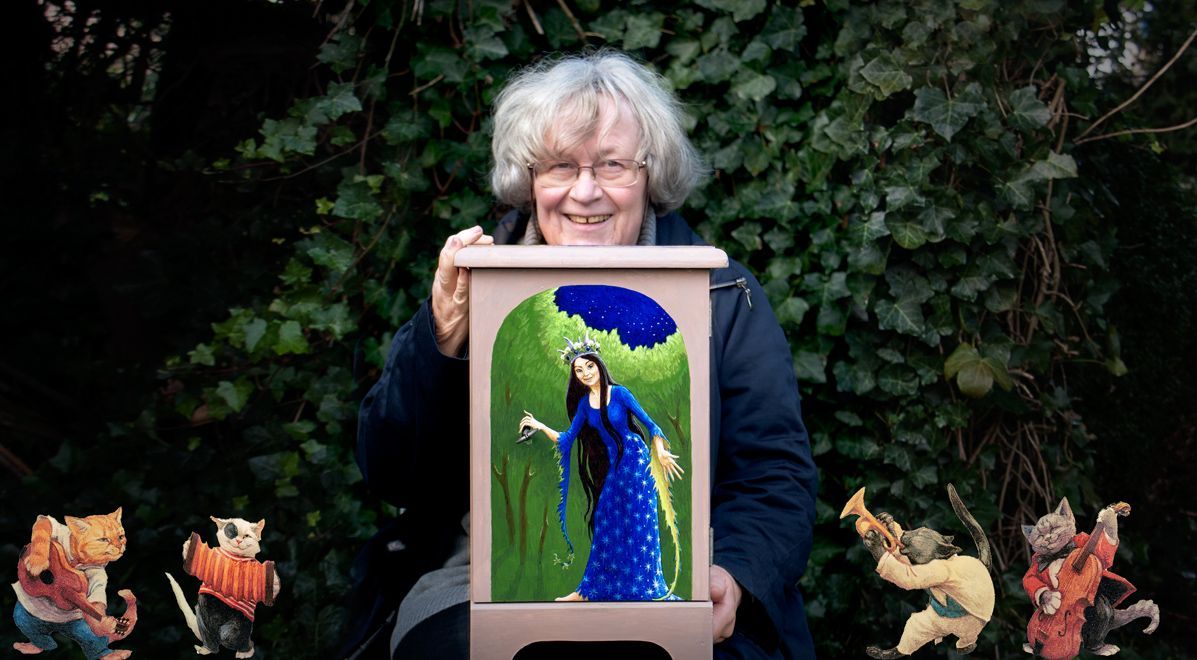 Maria Huijben met het kastje uit mijn boek 