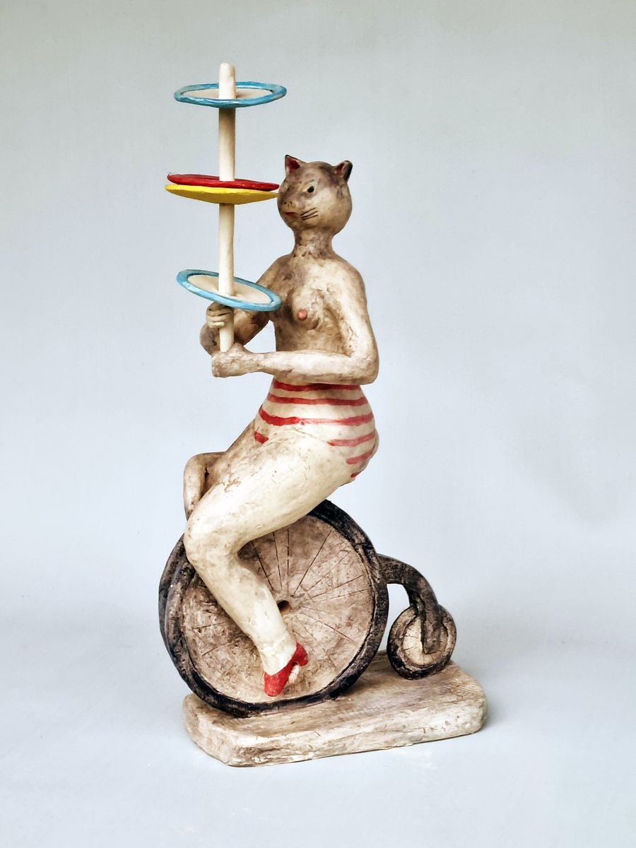 Circuspoes - een keramiek kunstwerk van Joke Roberti