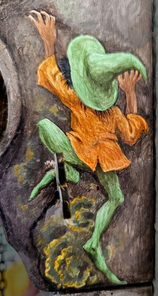 Oude hangklok, beschilderd door  Maria Huijben zijaanzicht links