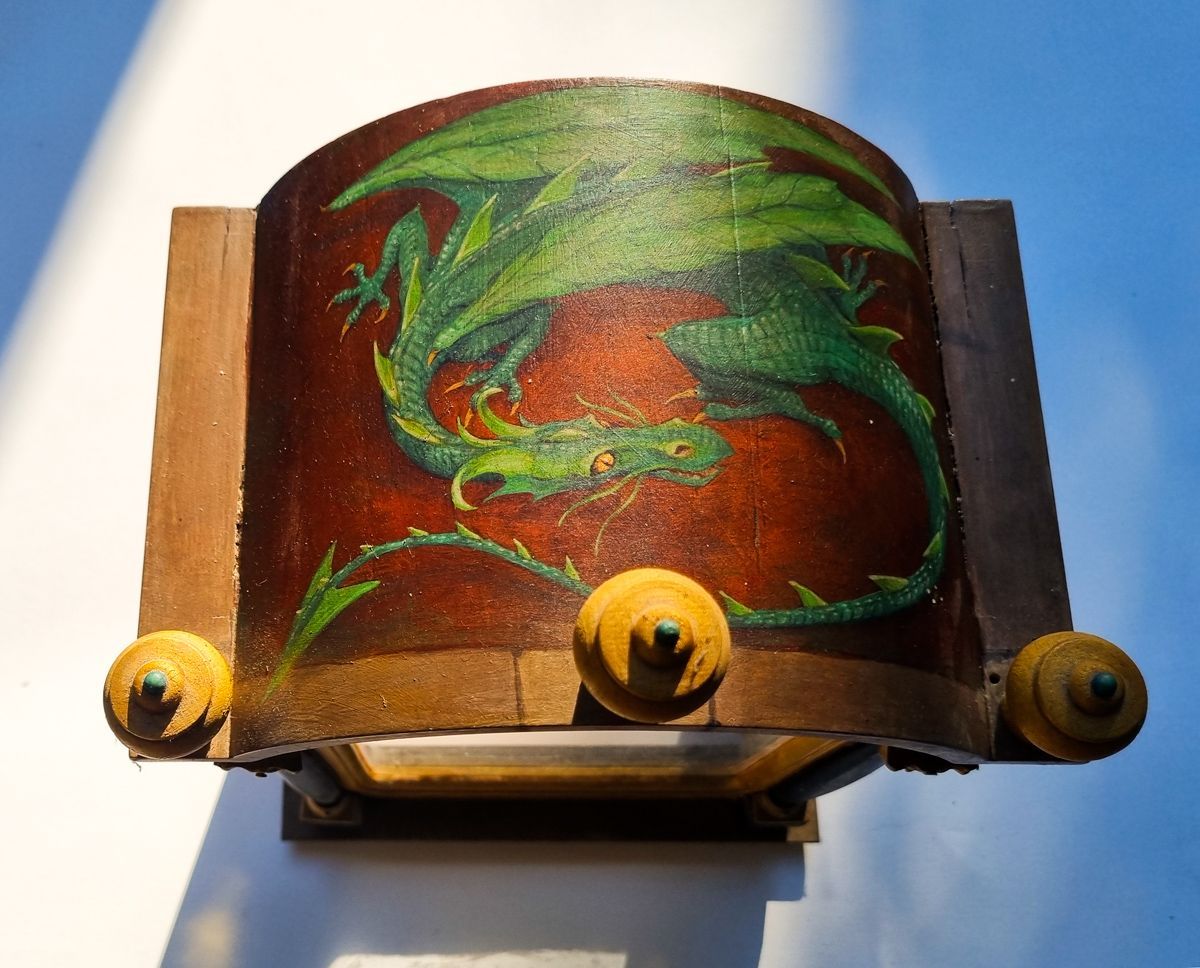 Oude hangklok, beschilderd door  Maria Huijben bovenop gezien