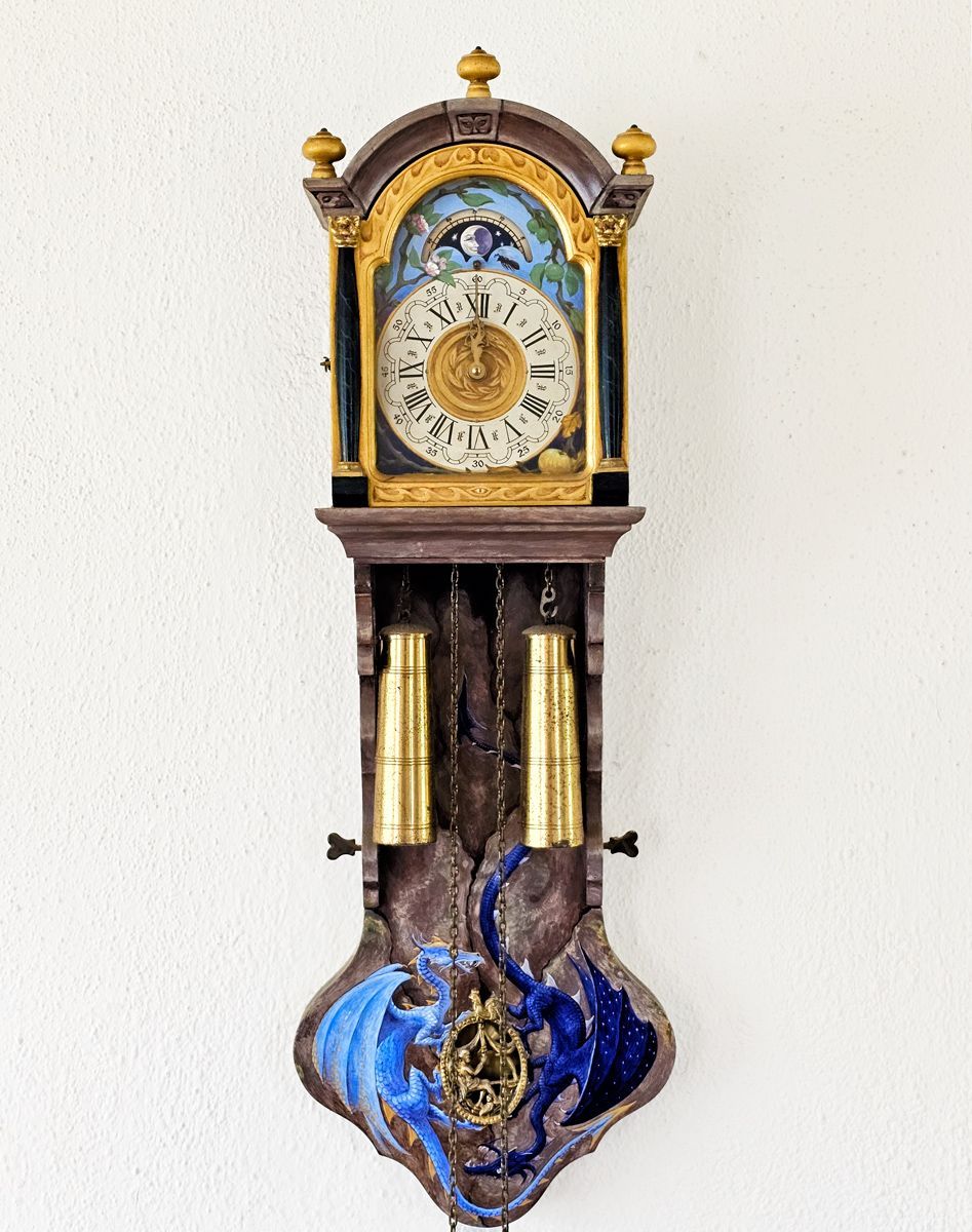 Oude hangklok, beschilderd door  Maria Huijben vooraanzicht