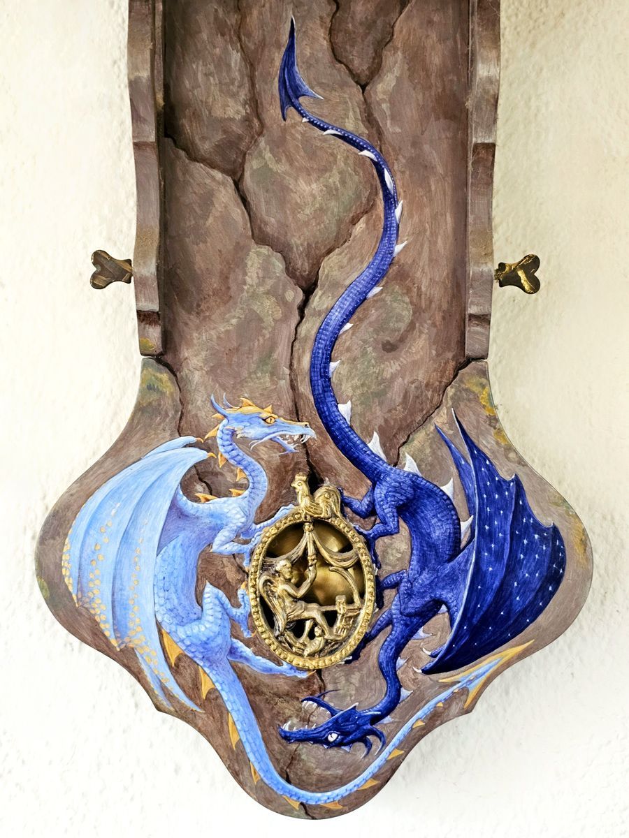 Oude hangklok, beschilderd door  Maria Huijben vooraanzicht onderzijde met 2 draken