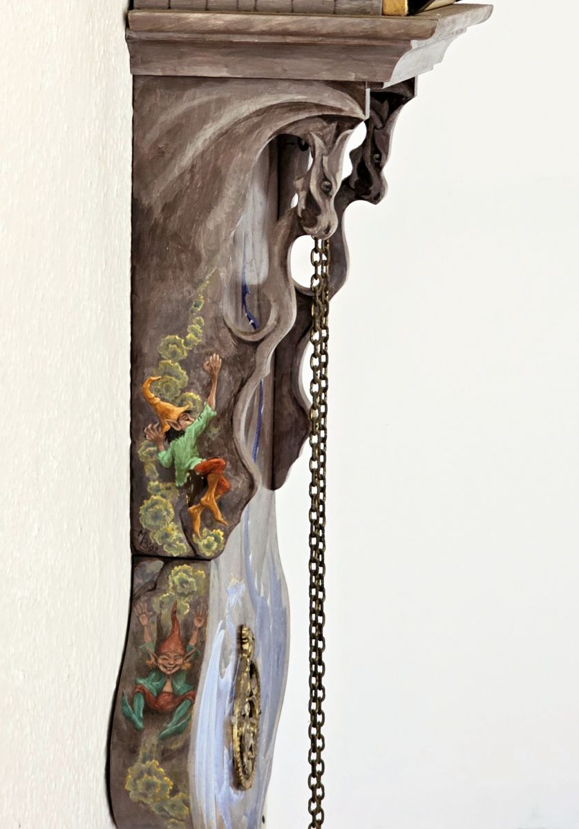 Oude hangklok, beschilderd door  Maria Huijben zijaanzicht rechts