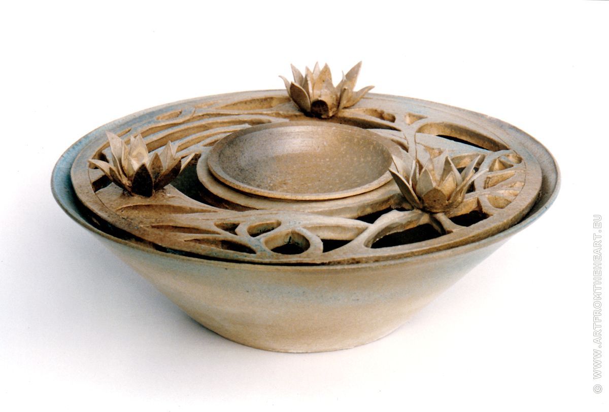 Lichtschaal met lelies