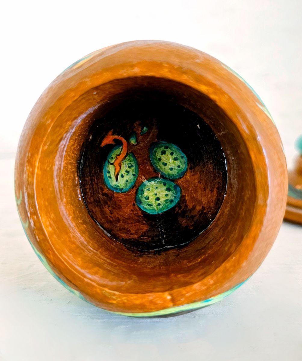 Drakeneieren, binnenzijde van een beschilderde pot van Maria Huijben