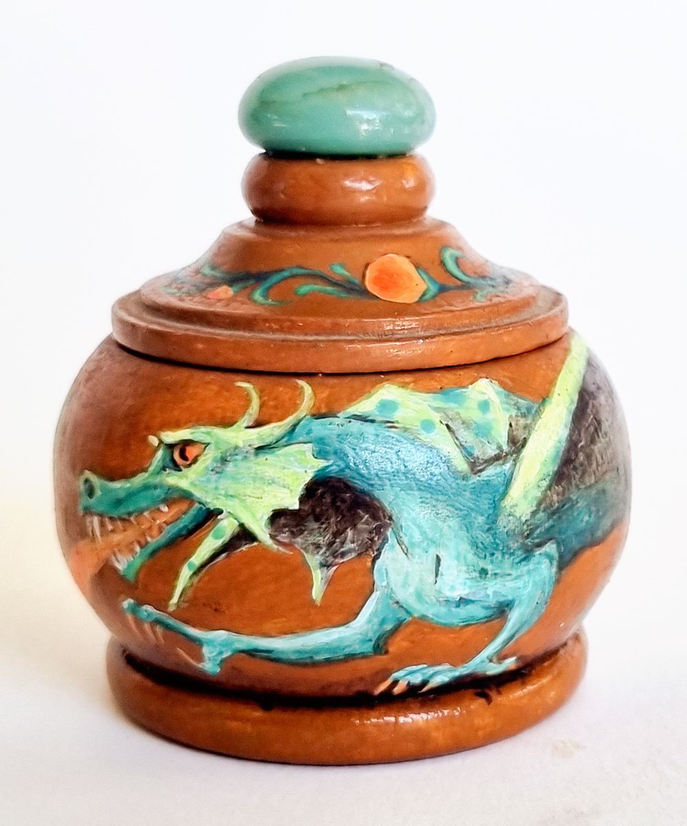 Draakje, een beschilderde pot van Maria Huijben