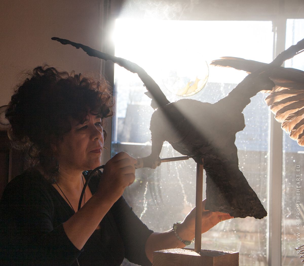 Rosita werkt aan de Noorse raven in was, foto 1