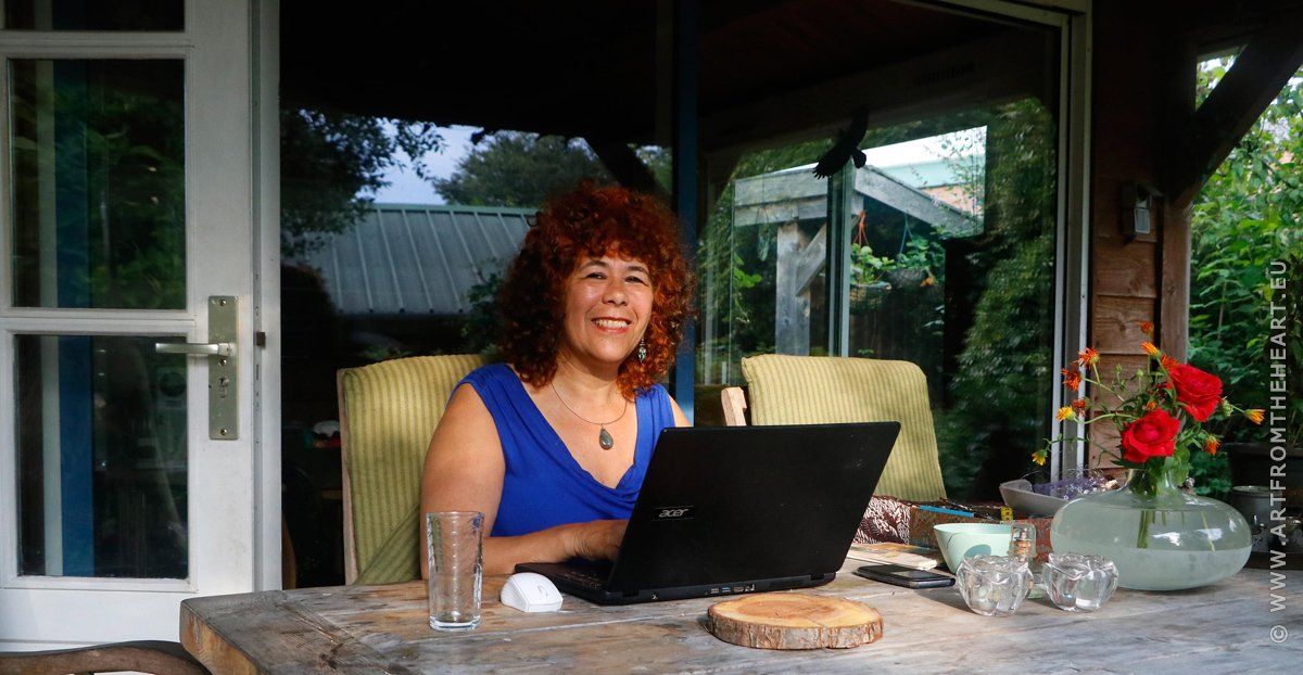 Rosita schrijft haar blog achter de  laptop