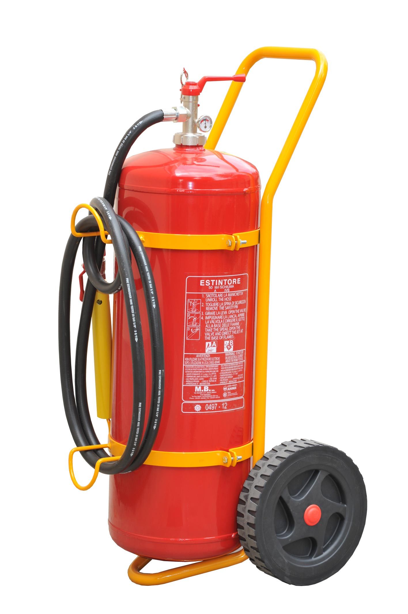 Un estintore rosso su ruote con maniglia gialla.