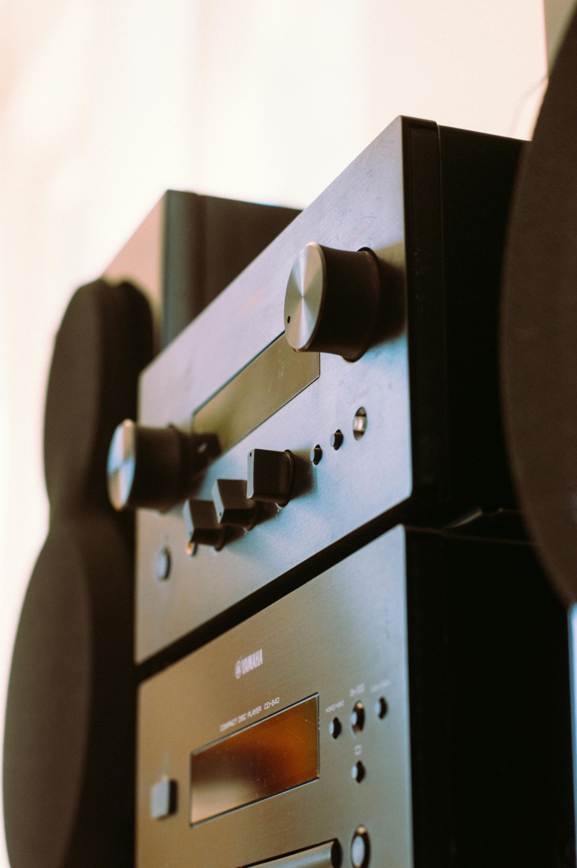 A close up of a yamaha stereo system with speakers