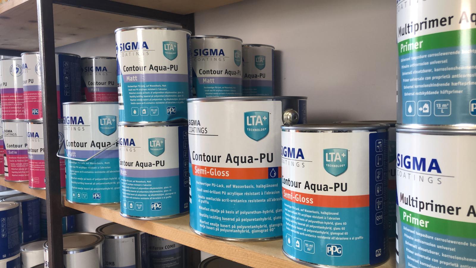 barattoli di pittura con esempi di mattonelle colorate