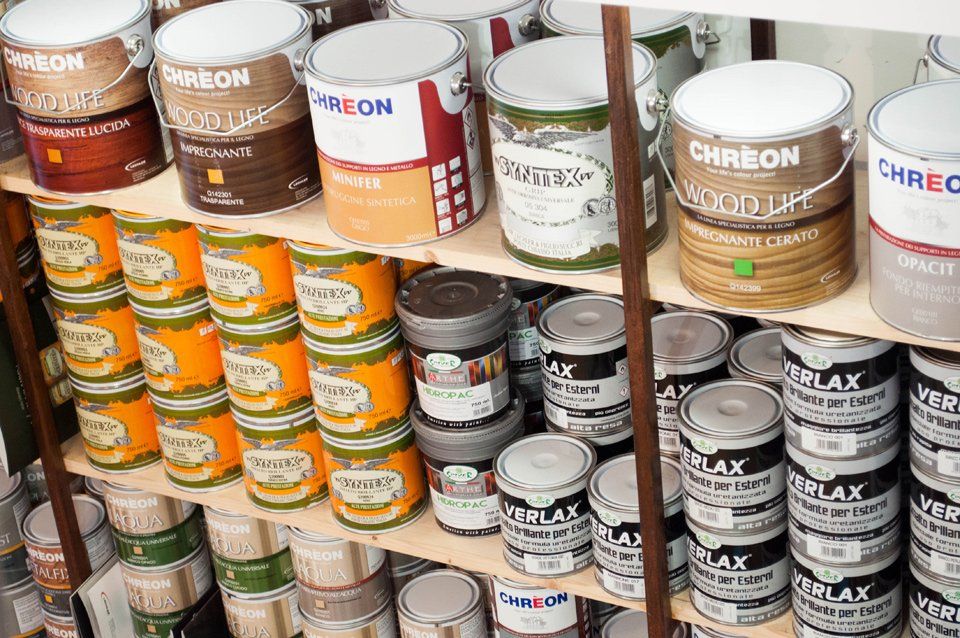 barattoli di pitture colorate