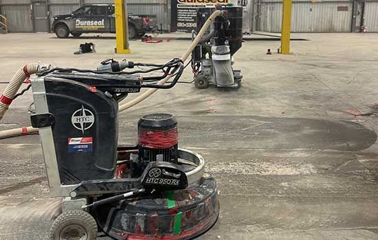 Une machine est posée sur un sol en béton dans un garage.