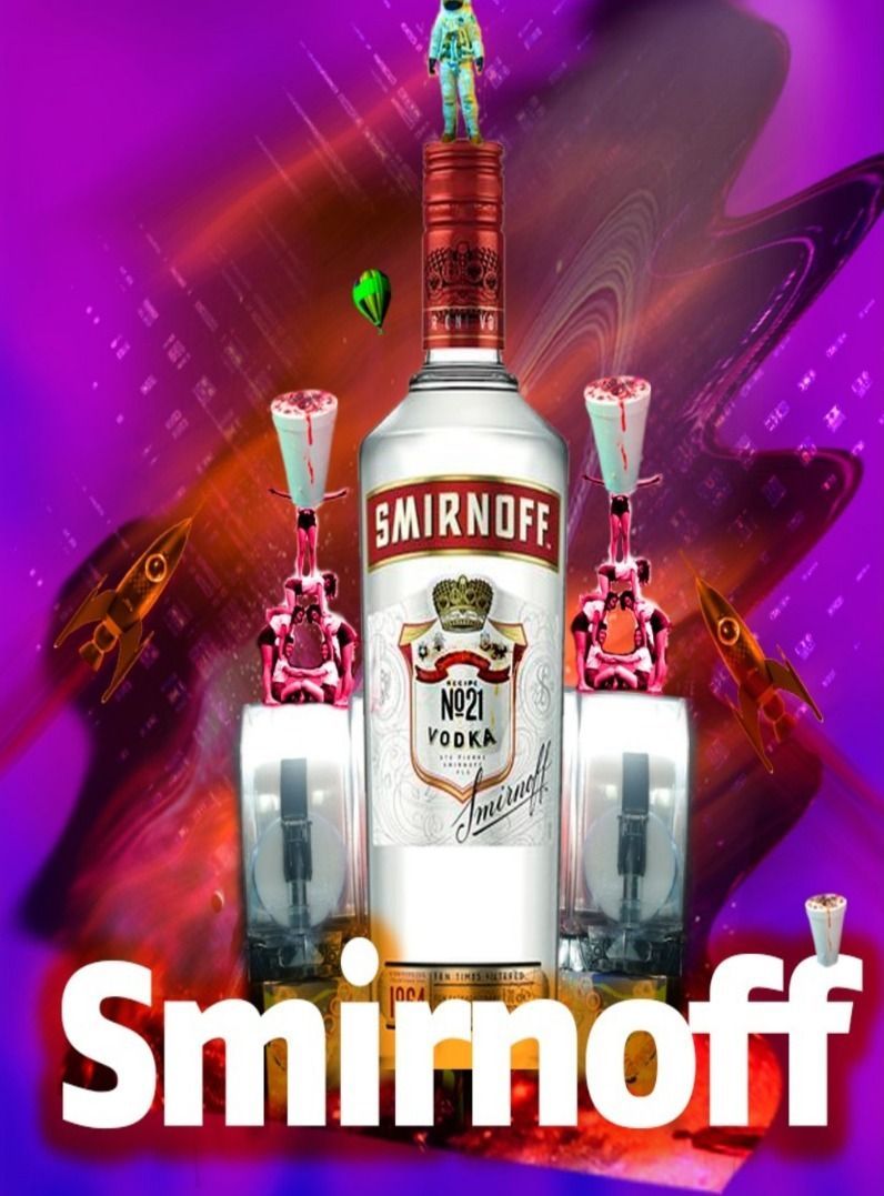 Una botella de vodka smirnoff y dos vasos sobre un fondo morado.