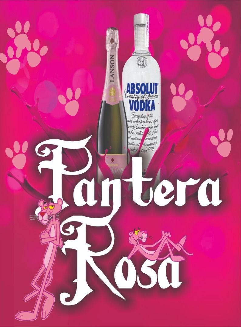 Una pantera rosa está parada junto a una botella de vodka absoluto.