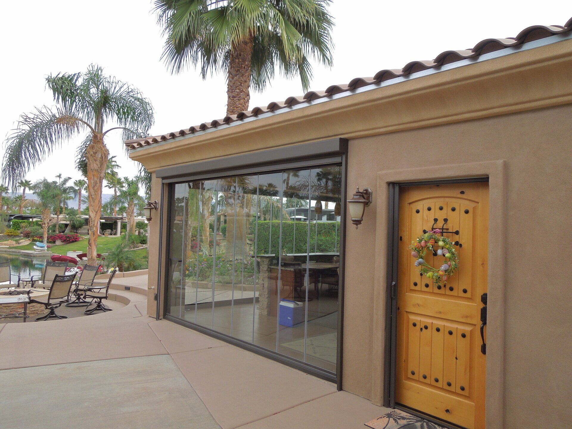 Frameless-Folding-Doors-Palm-Springs