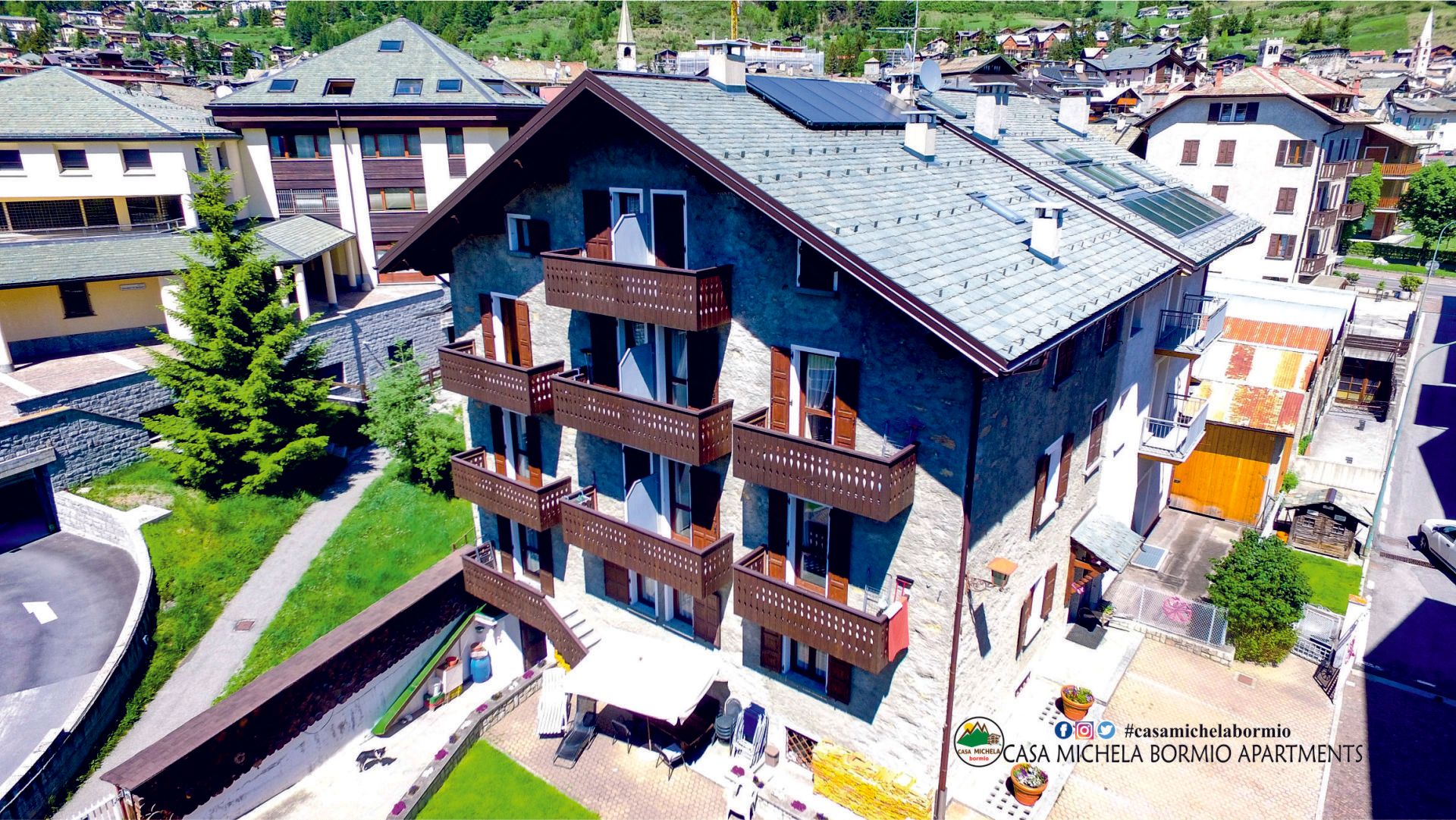 Una vista aerea di un grande edificio con balconi