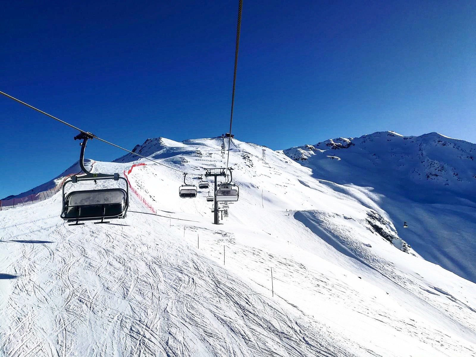 Una seggiovia che sale su una montagna innevata