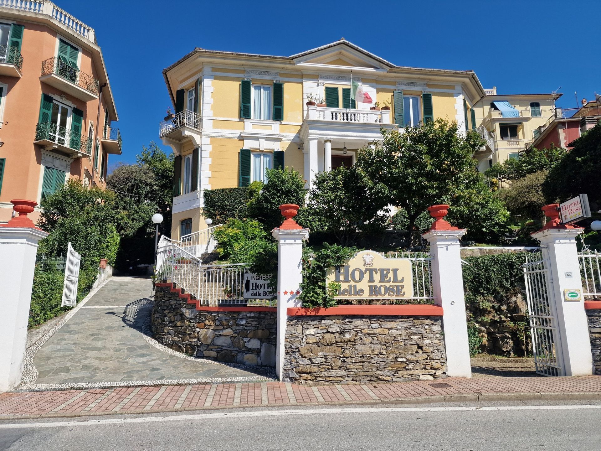 Edificio giallo dell'hotel, cartello 