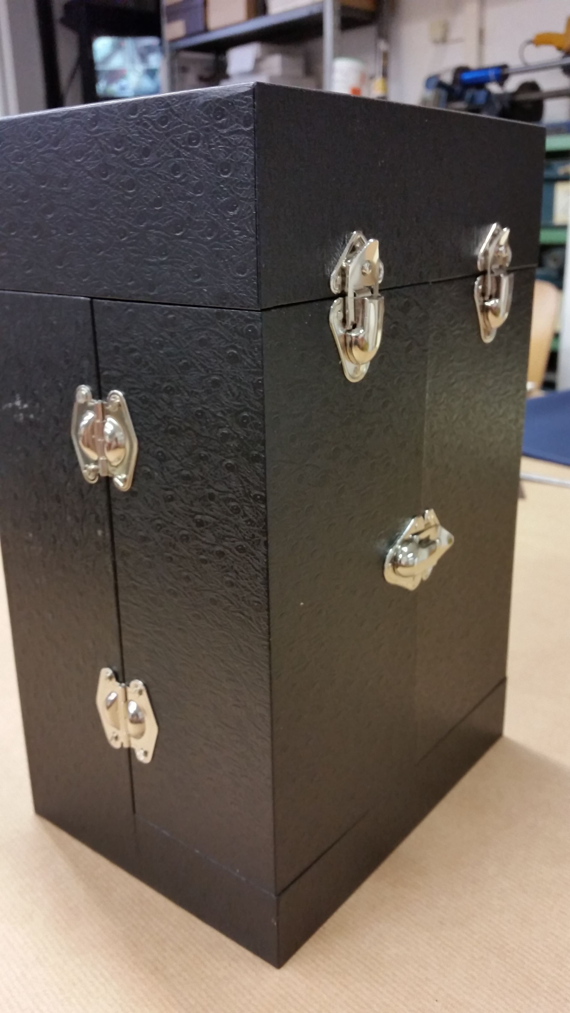 astuccio per trofeo in pelle con dettagli in metallo